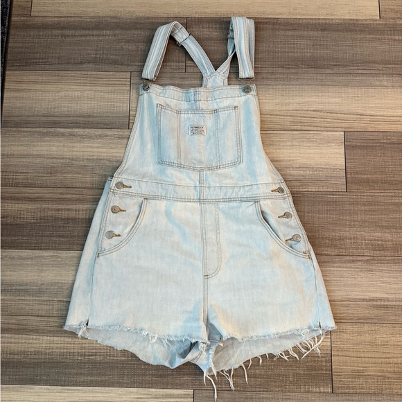 Levi’s Light Denim Overalls - Picture 1 of 1